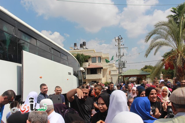 كفرقاسم -فيديو : حجا مبرور وسعيا مشكورا .. حجاج حافلة الحاج احمد الصوص تصل البلدة بسلام ودموع الفرح تغمر الجميع 